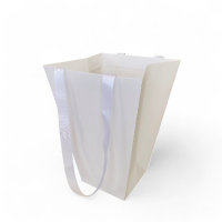 Переноска для квітів з репсовою стрічкою